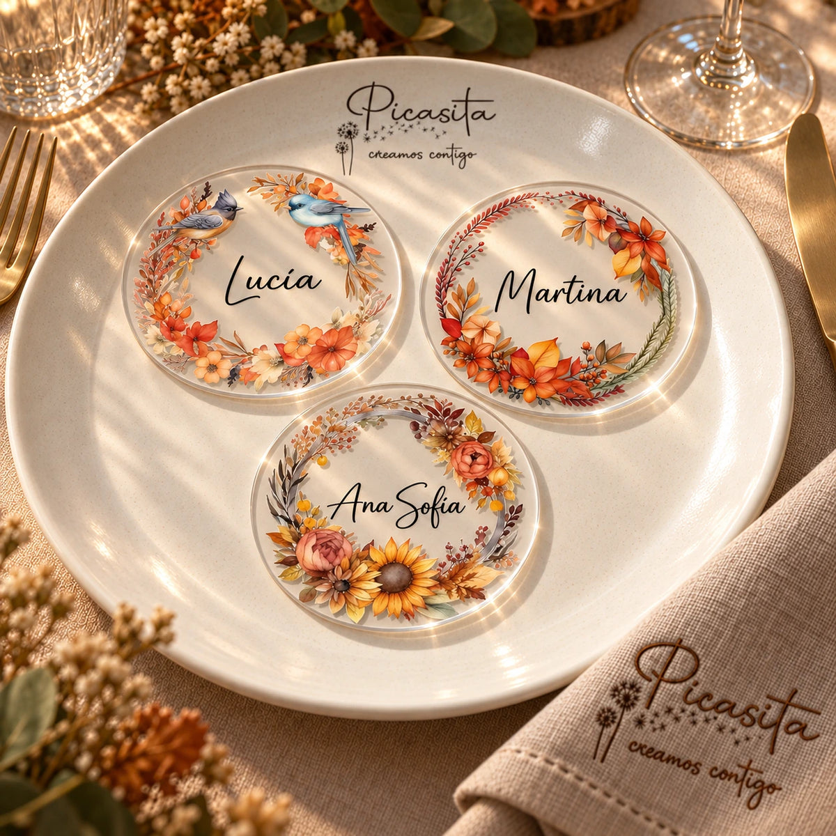 Tres marcasitios personalizados de metacrilato transparente de 10 cm con diseños Otoño Pájaros, Otoño Corona y Otoño Girasoles sobre un plato.