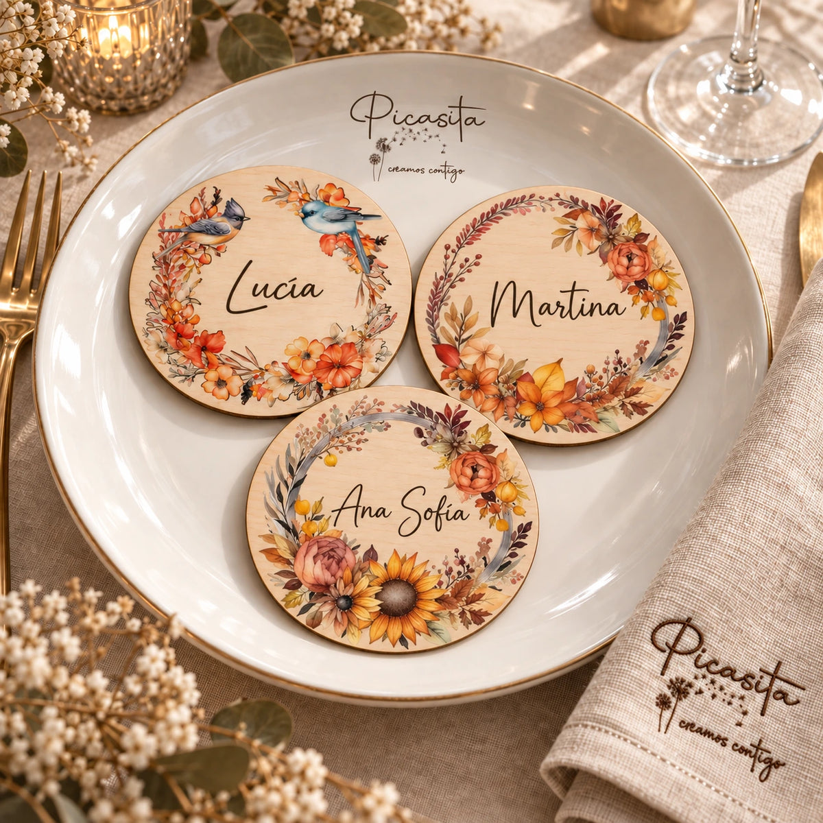 Tres marcasitios personalizados de contrachapado de 10 cm con diseños Otoño Pájaros, Otoño Corona y Otoño Girasoles sobre un plato.