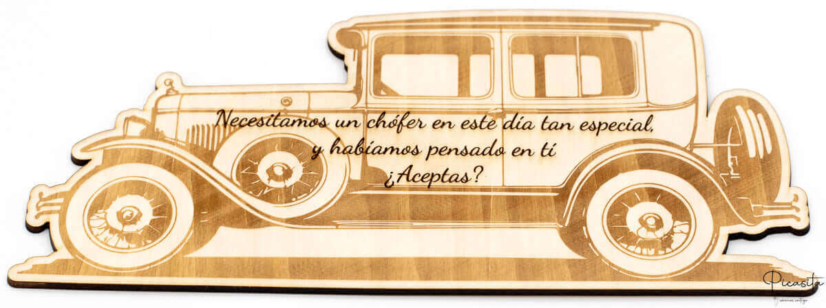 Placa de madera con silueta de coche clásico y texto grabado sobre fondo blanco.