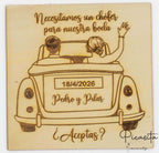 Silueta de coche vintage en madera natural con mensaje grabado para el gran día.
