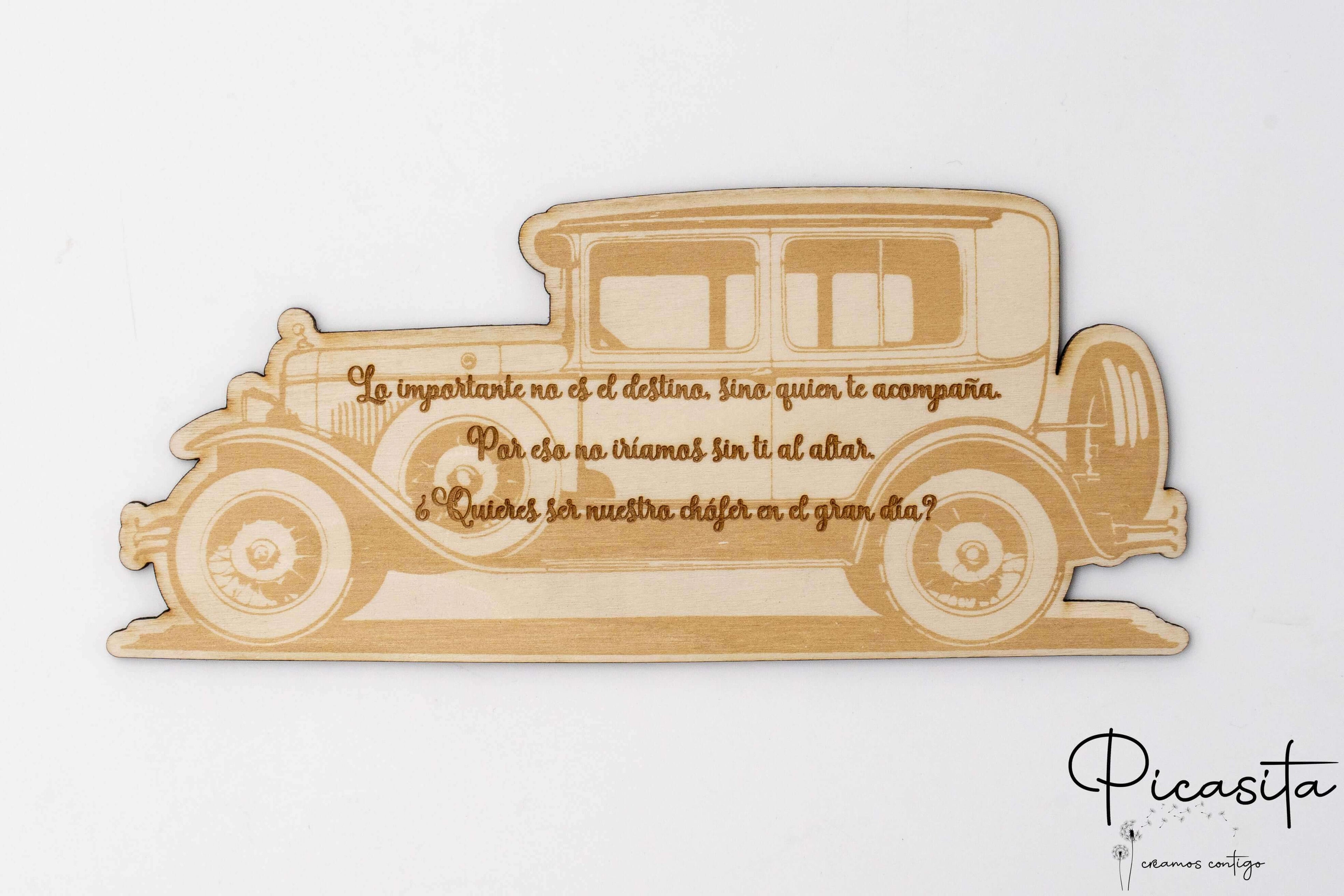 Placa de madera personalizada con nombres de novios y dibujo de coche con flores.