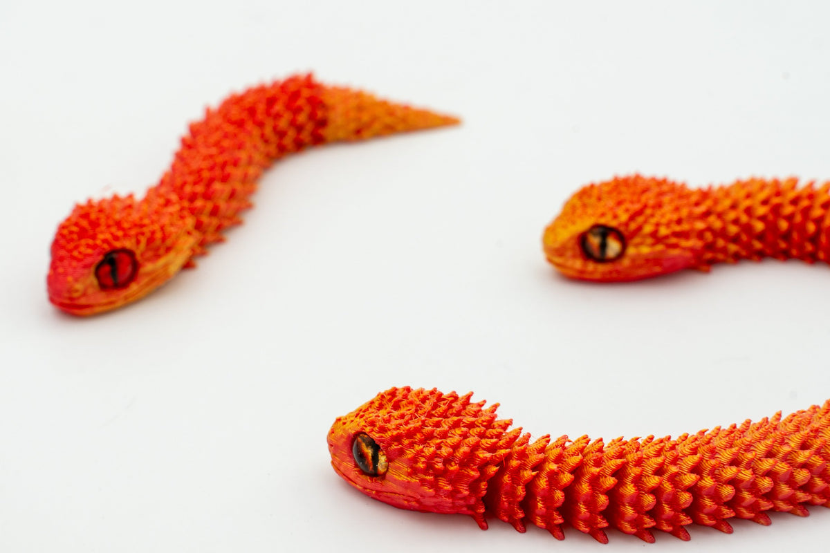Serpenti 3D articolati con sfumatura arancione e gialla nel dettaglio