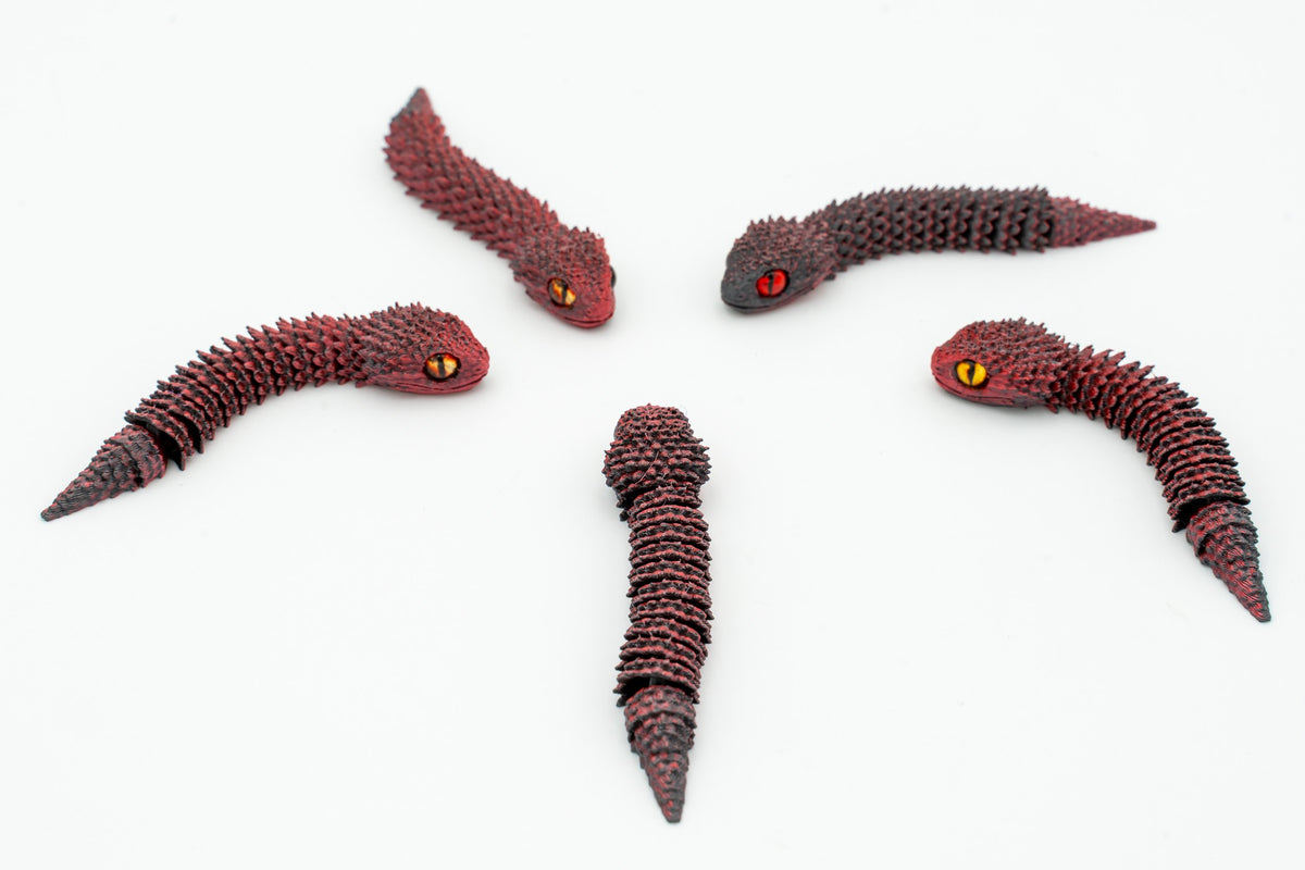 Serpenti 3D articolati nei toni del rosso scuro visti da vicino