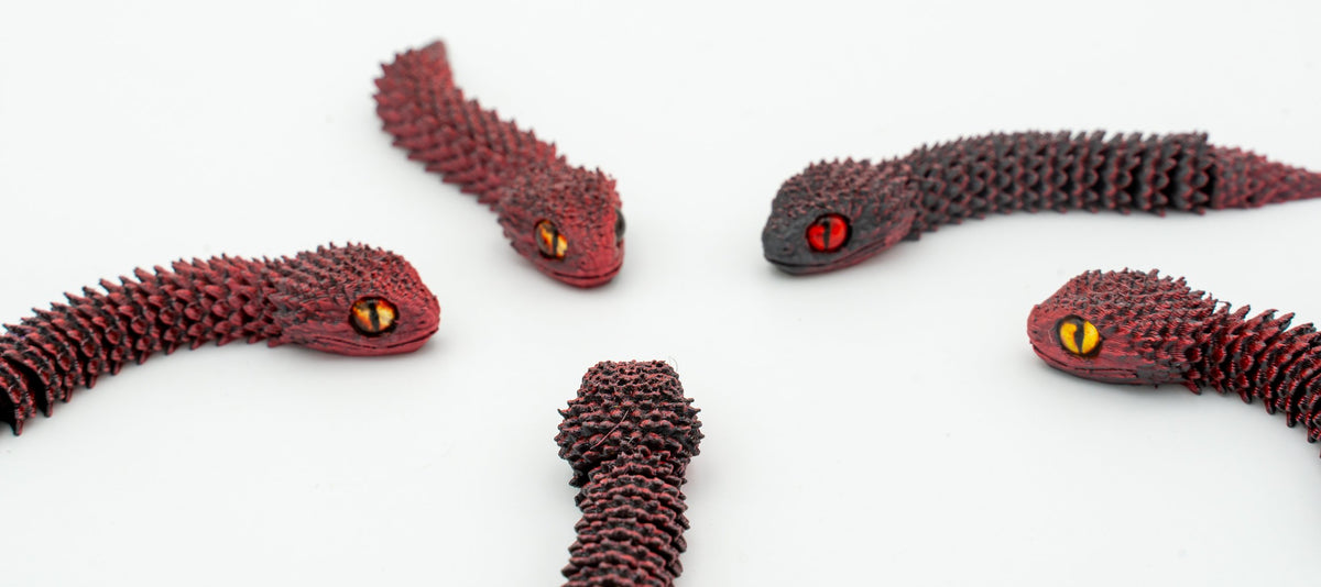 Serpenti 3D articolati nei toni del rosso scuro nel dettaglio