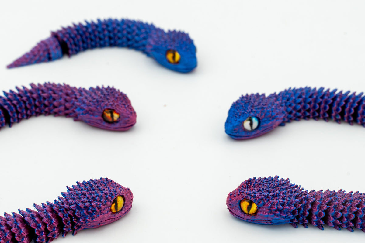 Serpenti 3D articolati con sfumatura blu e viola visti da vicino