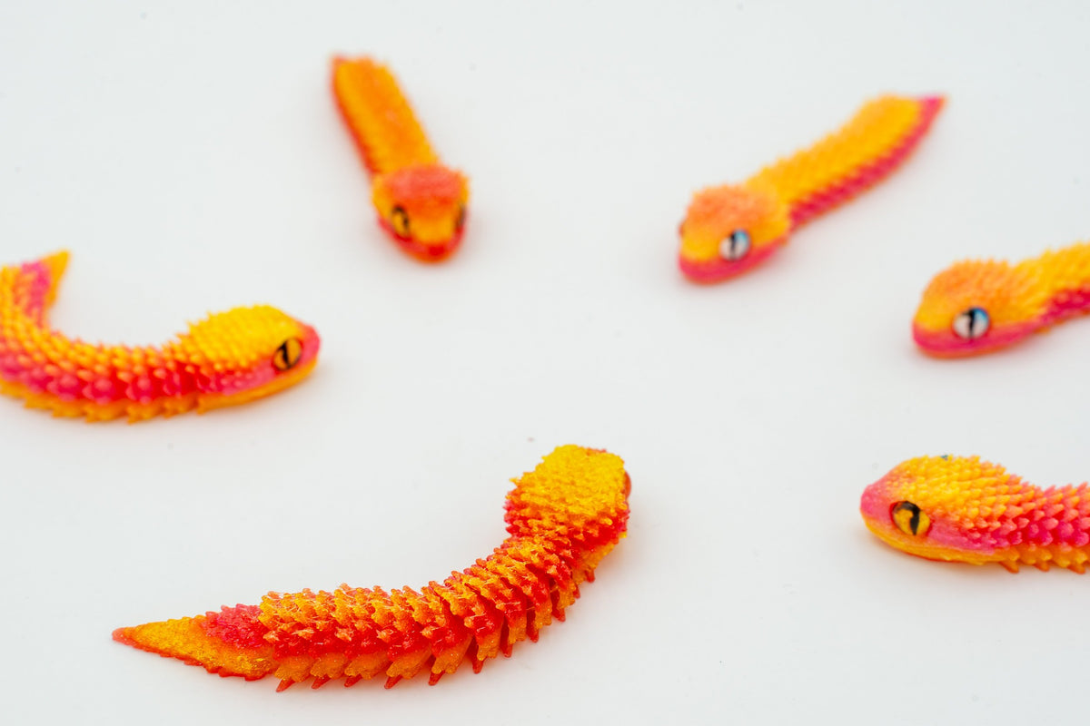 Serpenti 3D articolati con sfumatura rossa, arancione e gialla