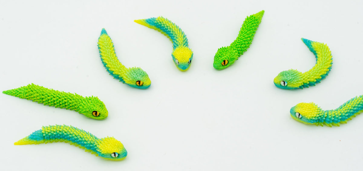 Serpenti 3D articolati con sfumatura verde e gialla