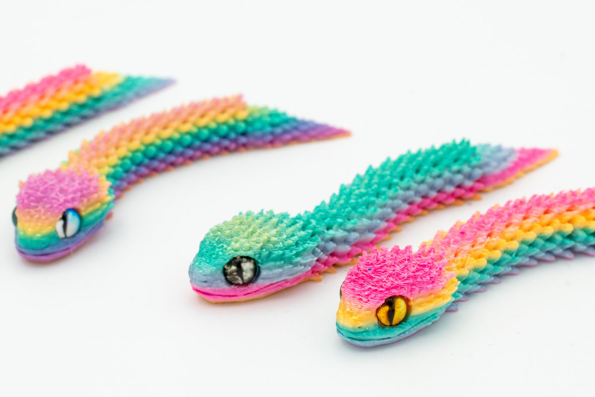 Serpenti 3D articolati nei colori dell'arcobaleno visti da vicino