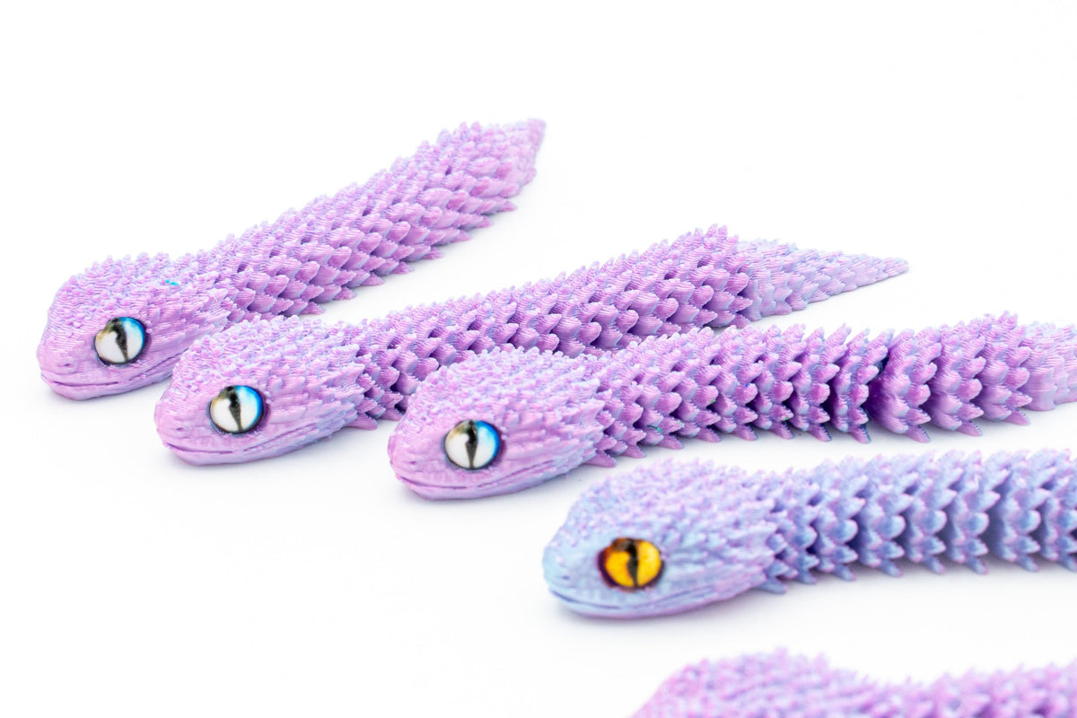 Serpenti 3D articolati di colore lilla nel dettaglio