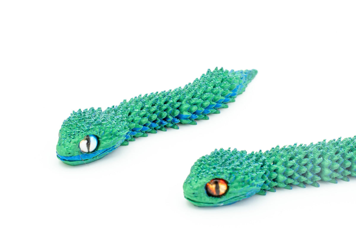 Serpenti 3D articolati di colore verde visti da vicino