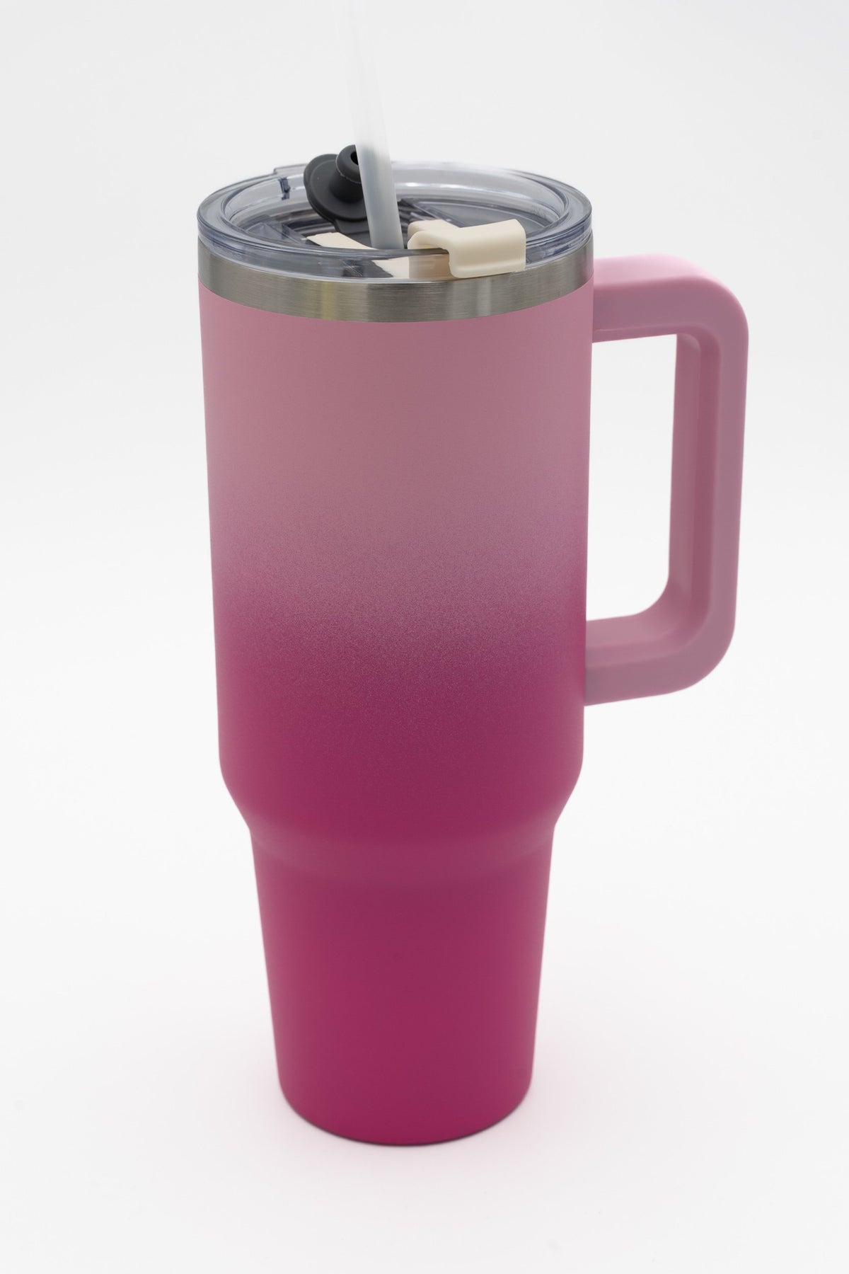 Bicchiere termico con sfumatura dal rosa chiaro al fucsia, manico e coperchio trasparente