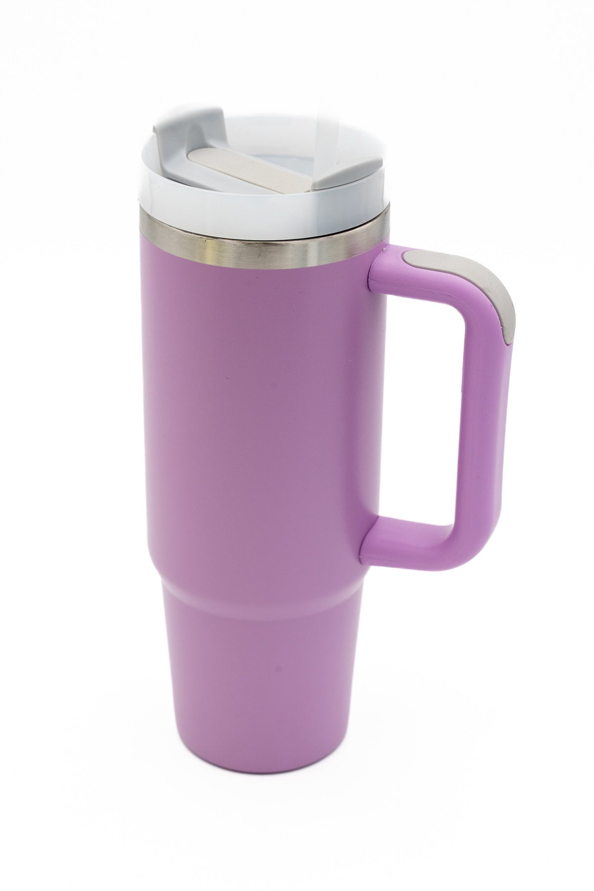 Bicchiere termico color lavanda con manico e coperchio in plastica trasparente con chiusura grigia
