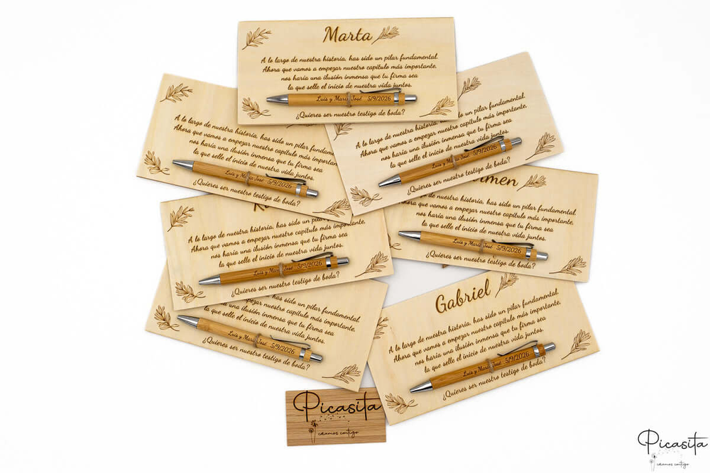 Immagine di una targa in legno personalizzata per testimone di nozze.