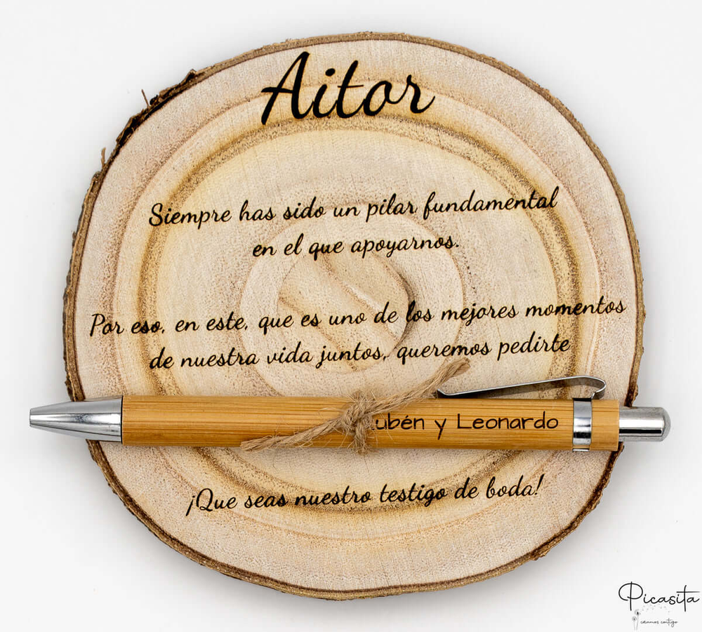 Immagine di una targa in legno personalizzata per testimone di nozze.