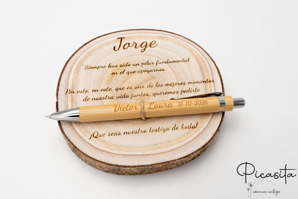 Fetta di legno incisa al laser con il nome Jorge e penna di bambù