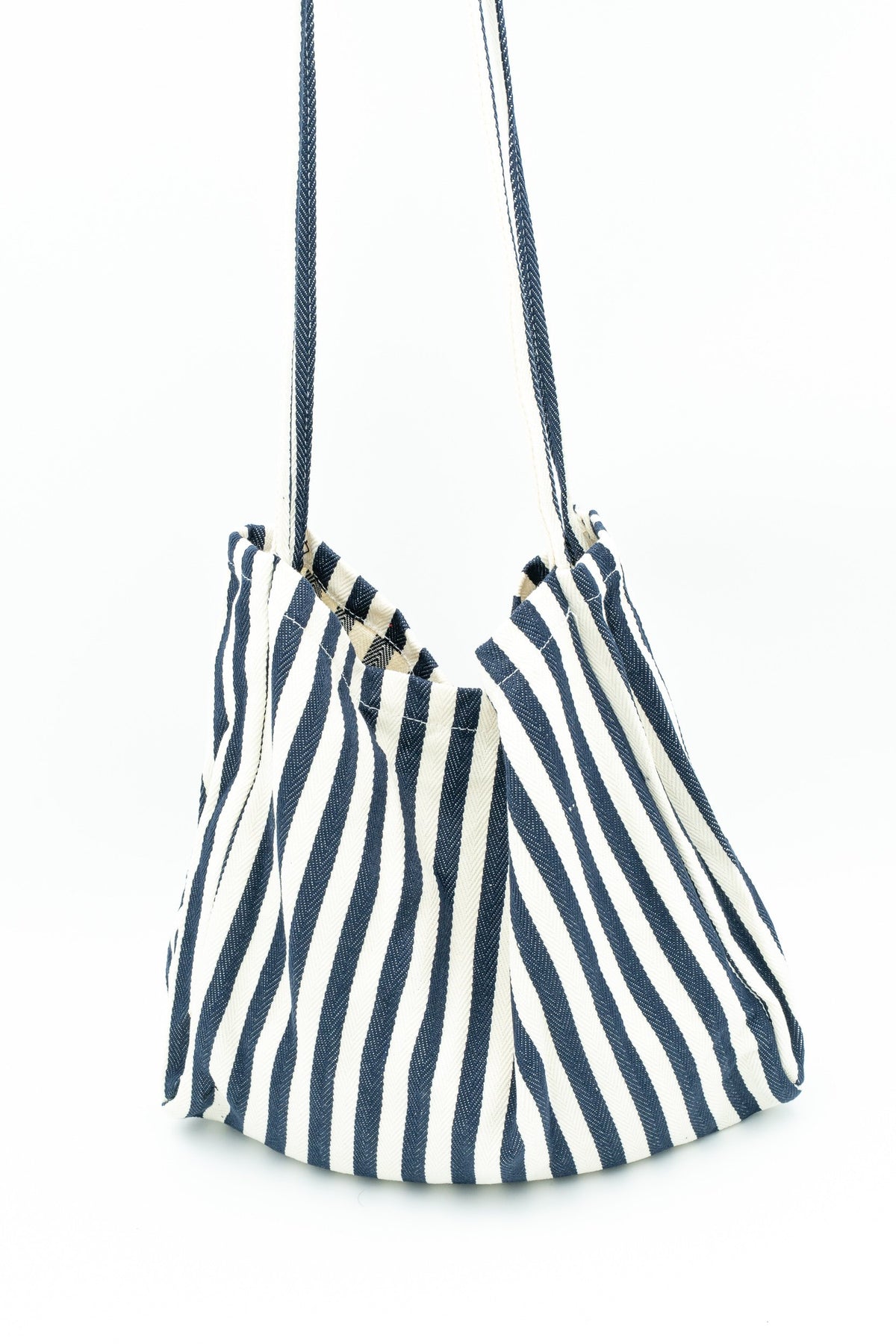Borsa in cotone a righe blu navy e bianche vista di lato