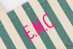 Detalle macro de la personalización con iniciales E.M.C sobre el bolso de algodón.