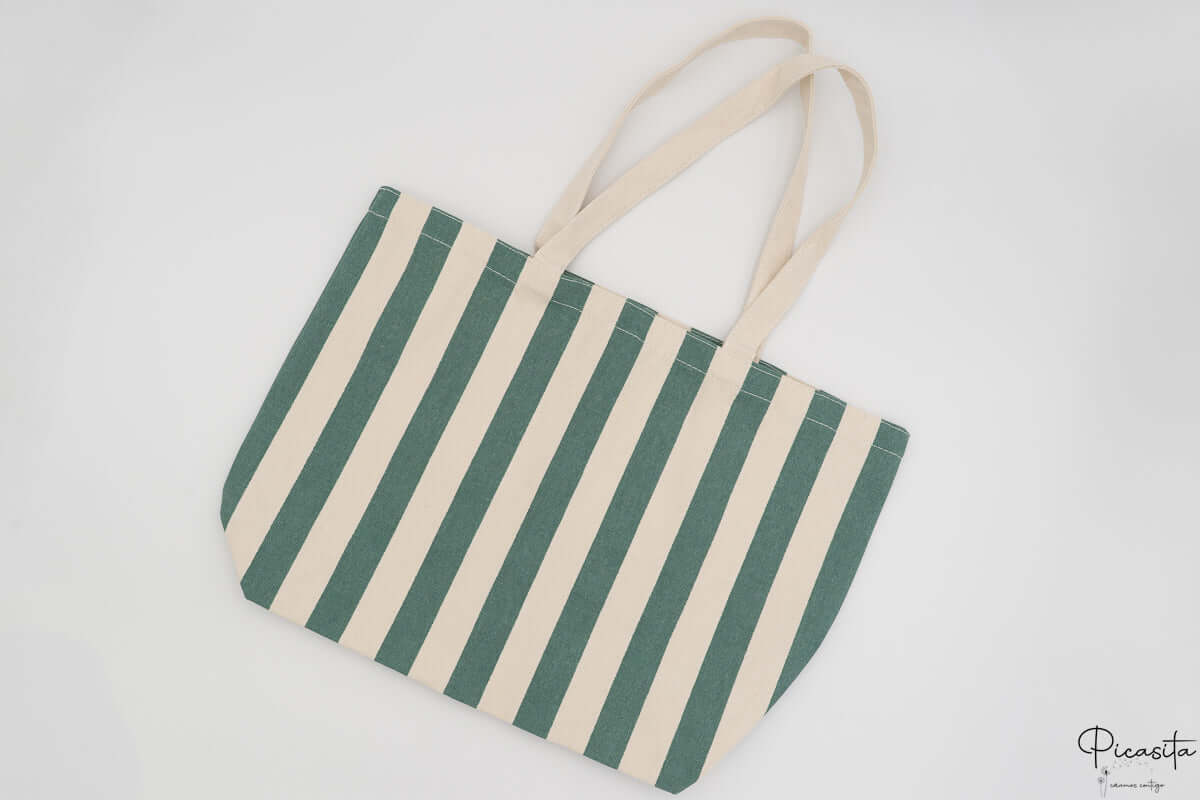 Vista frontal de un bolso de algodón personalizado con rayas verdes y crema.