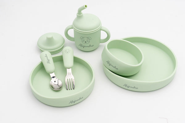 Set di stoviglie per neonato verde chiaro con tre piatti, cucchiaio, forchetta e bicchiere 3 in 1 con il nome inciso