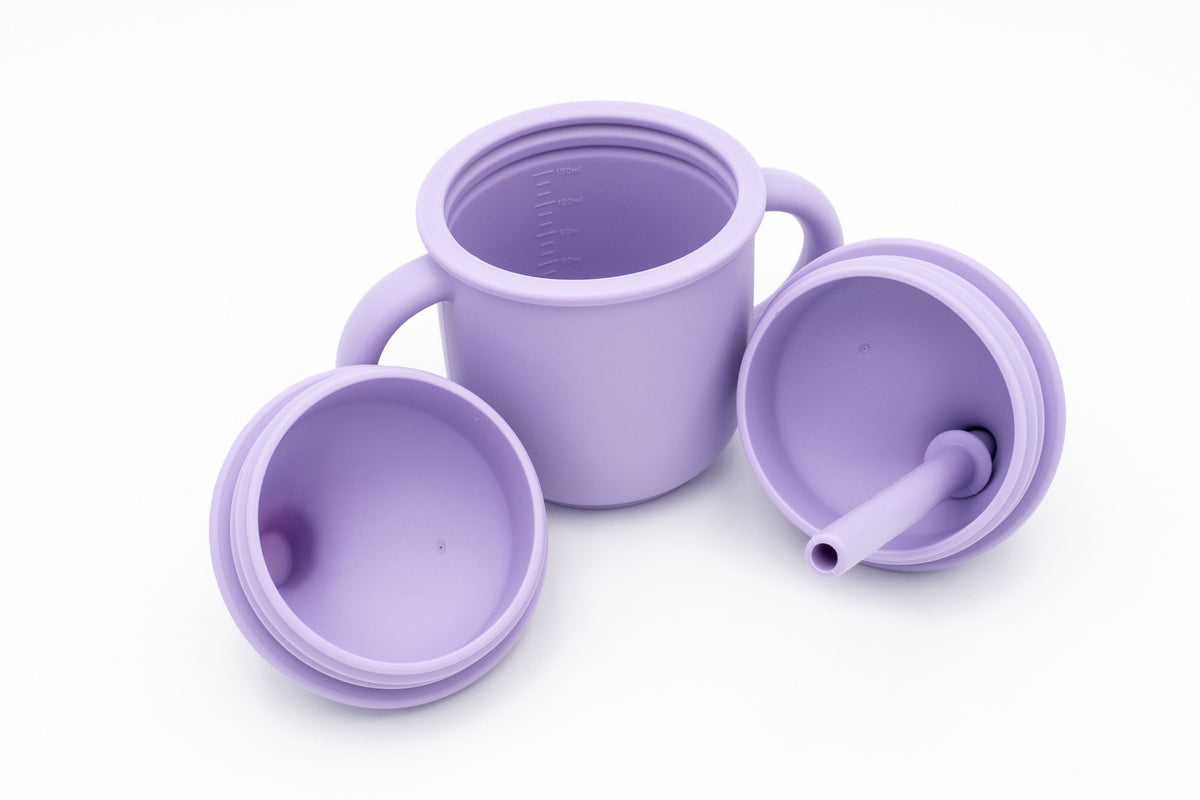Bicchiere lilla aperto con due manici, due coperchi e cannuccia in silicone
