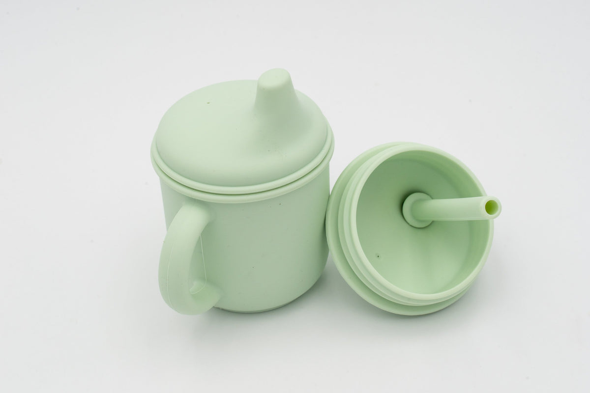 Vaso verde claro con boquilla y tapa de pajita intercambiable