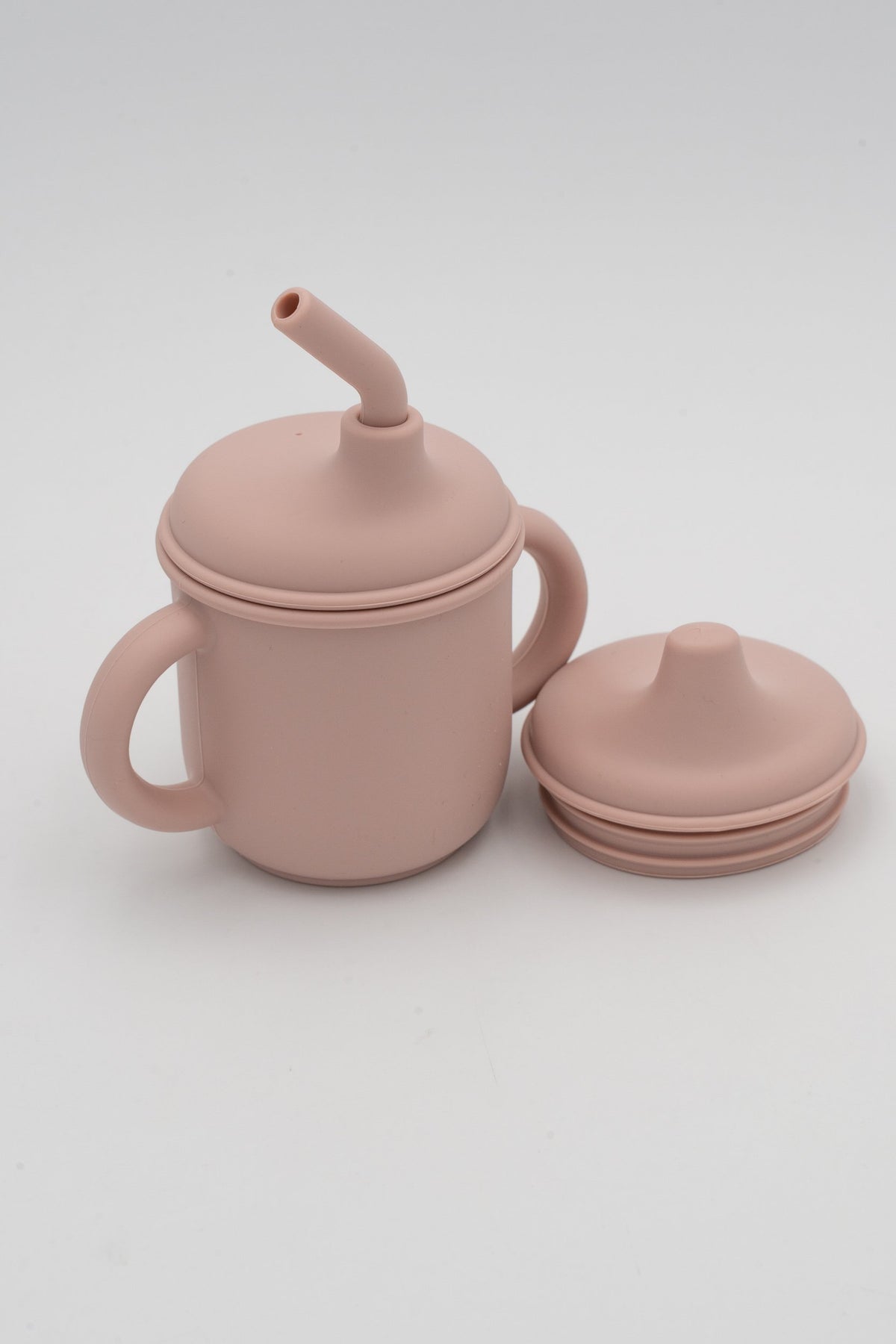 Bicchiere rosa chiaro con cannuccia e secondo coperchio a beccuccio