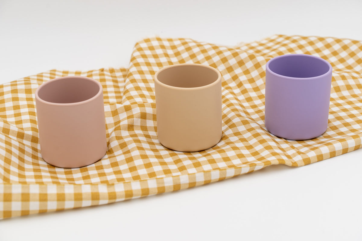 Tre bicchieri separati e in piedi nei toni rosa, beige e lilla