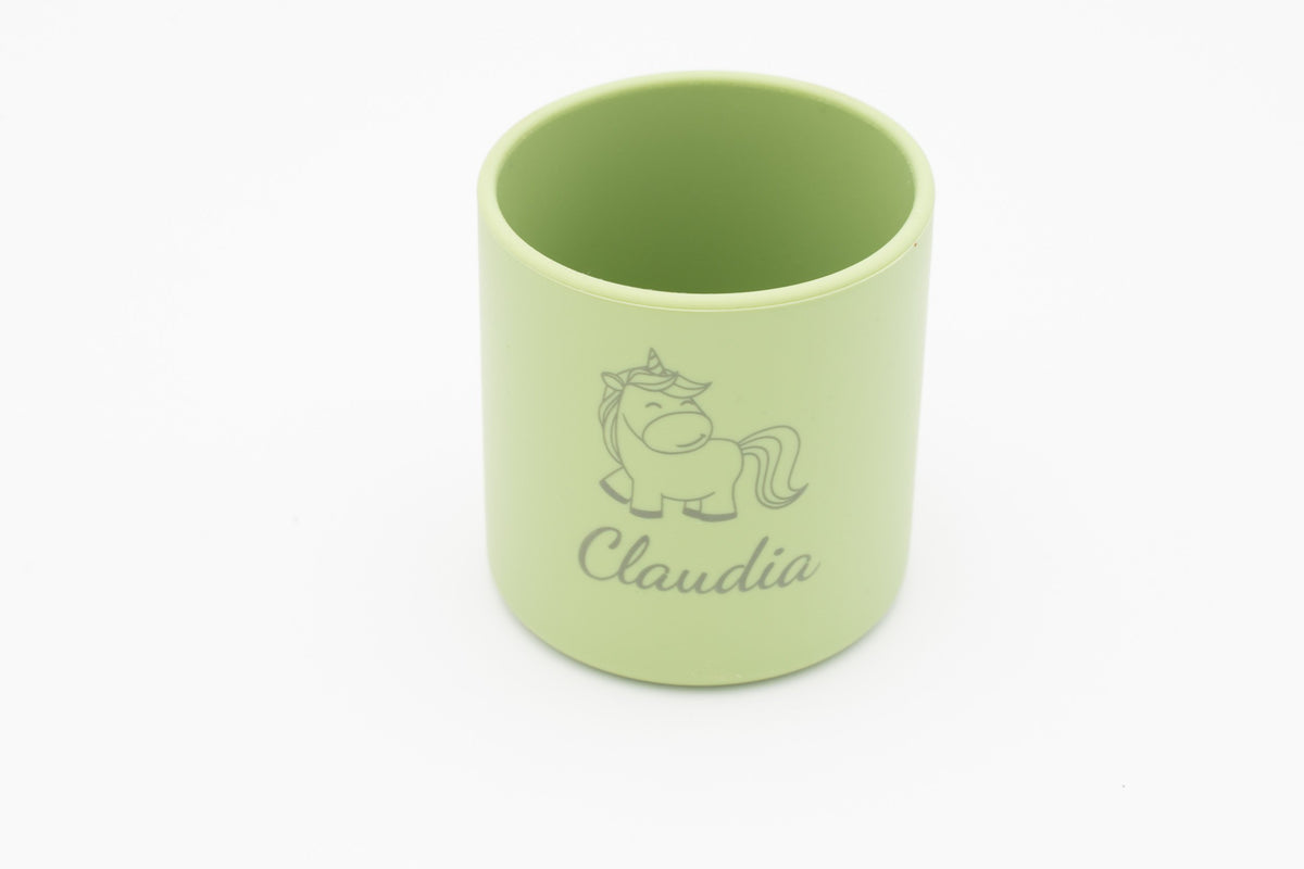 Bicchiere per bambini in silicone verde chiaro visto di fronte