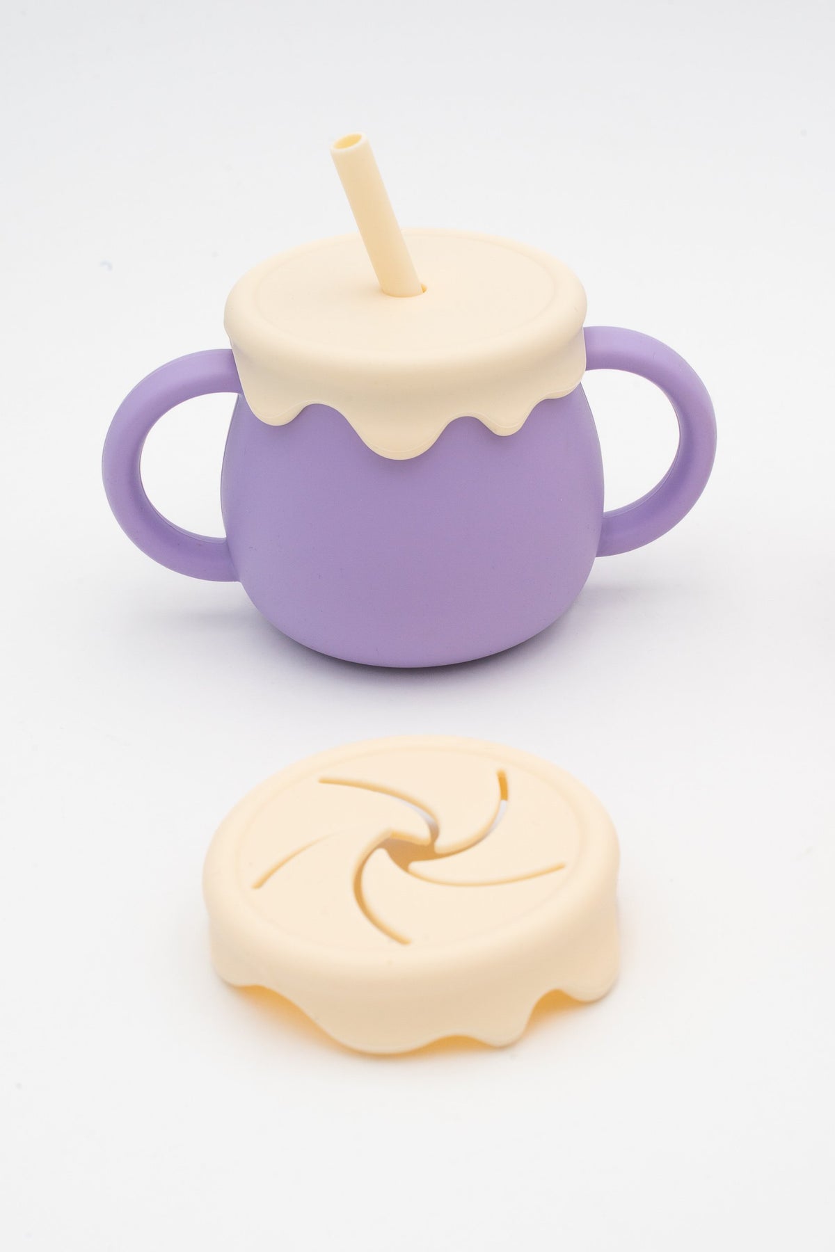 Bicchiere lilla per bambini con coperchio per cannuccia e coperchio a spicchi color crema